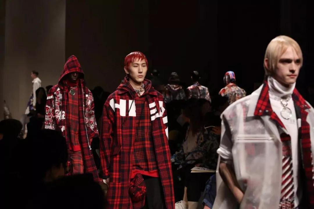 穿国货仿别的品牌丢人吗,穿名牌衣服丢人