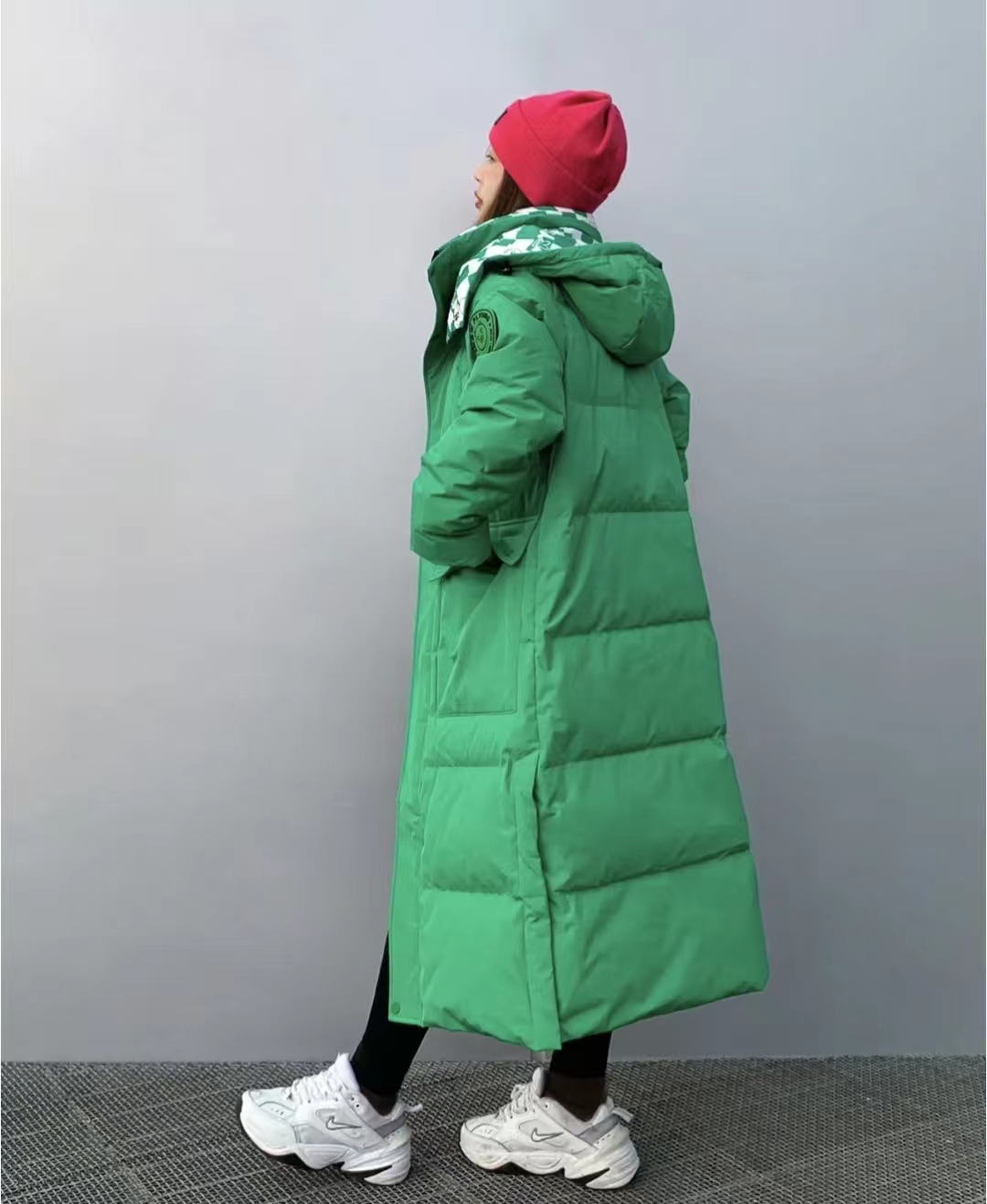 冬季穿什么颜色的羽绒服最百搭,流行的冬季羽绒服颜色搭配