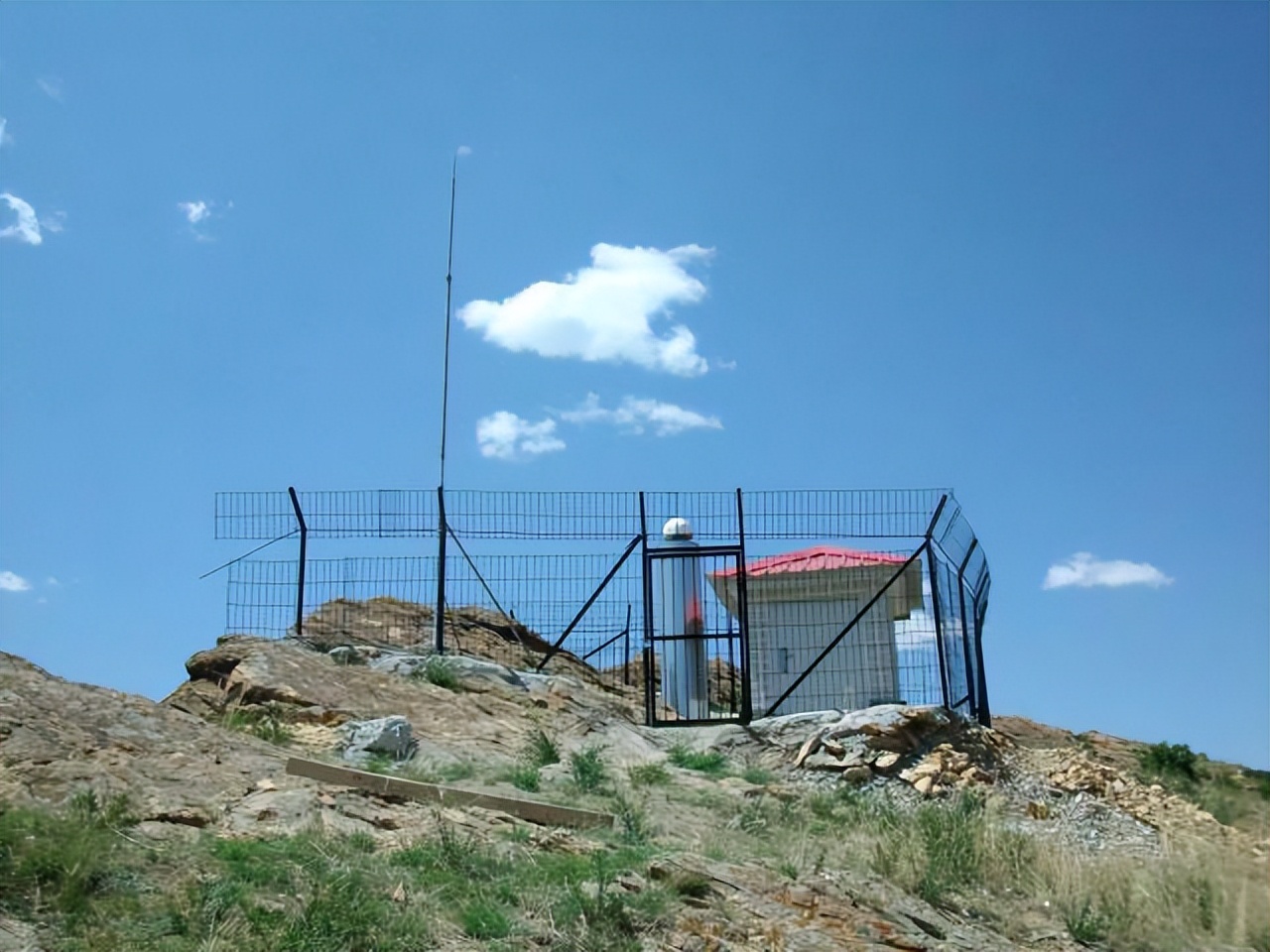 智能手机的内置传感器，可解决因建筑物遮挡导致室内定位难的问题