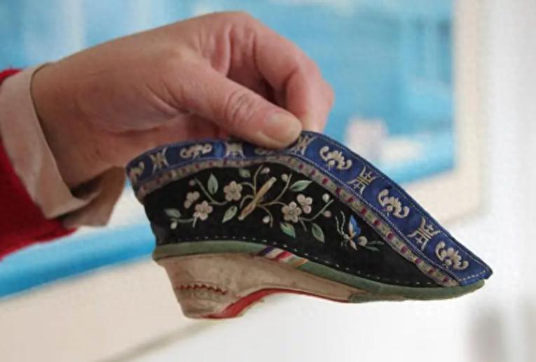 清朝如何区分女人是汉族还是满族？有两个部位，一个明显一个隐私