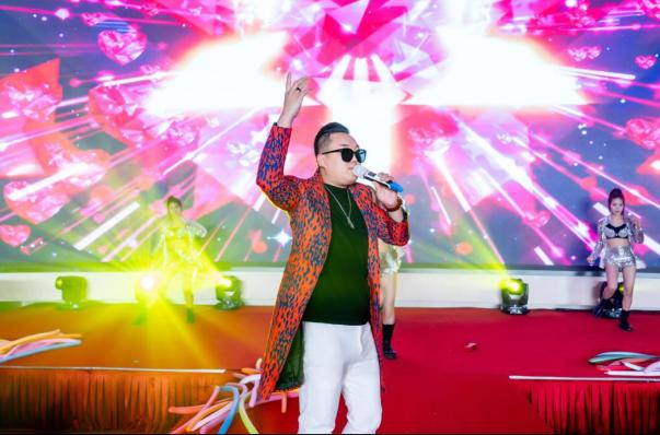 越爱越精彩一起向未来,越爱越精彩演唱