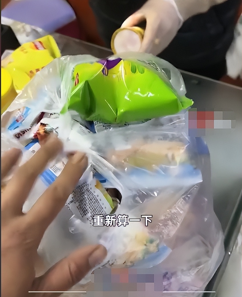 超市买42元的东西收费49元，收银员算三次三个价格，真的太离谱了