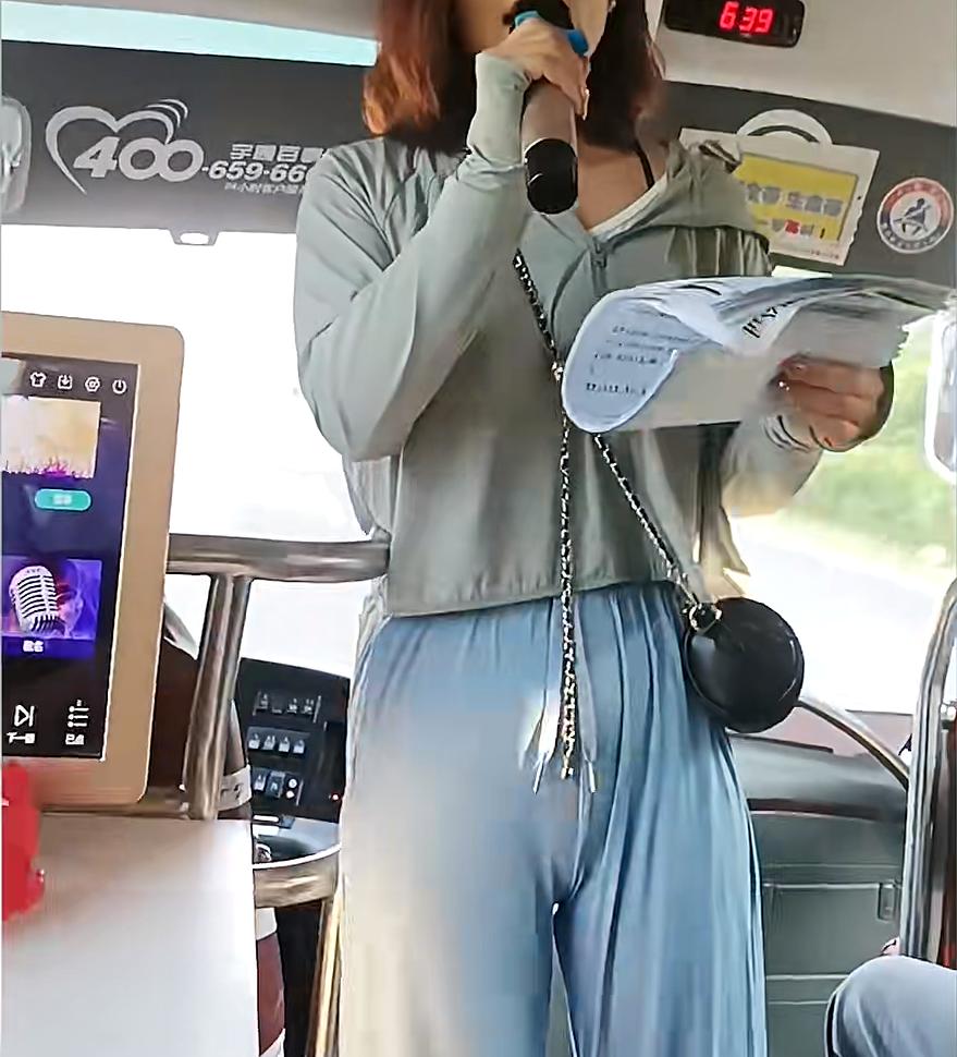 美女导游被*拍偷**隐私部位！竟然被举报说成是色情营销。