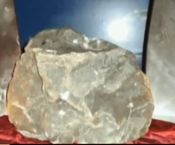 老汉花1200万买羊脂白玉,农村小伙摆地摊2天赚了一万块