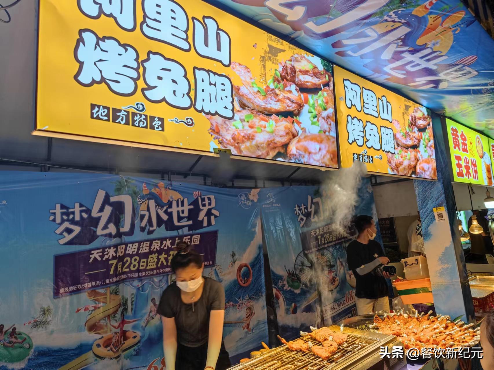 日入3000，江西00后女子摆摊卖烤兔腿，因高颜值走红，被众人围观