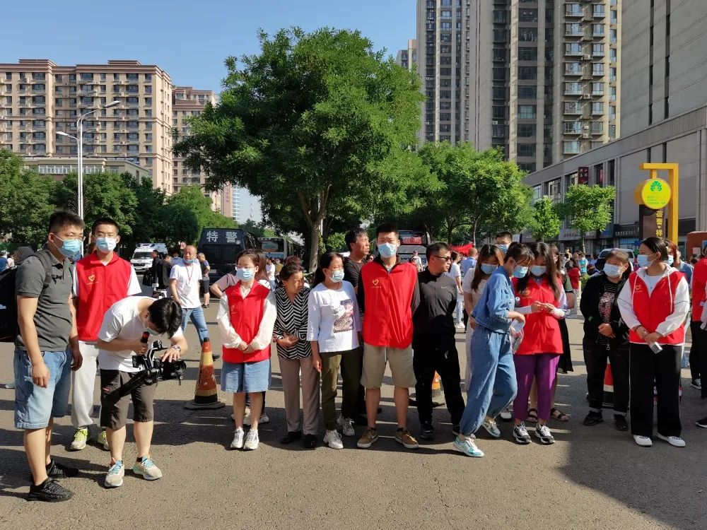 介休青志协红马甲为你护航，愿你旗开得胜，未来闪闪发光