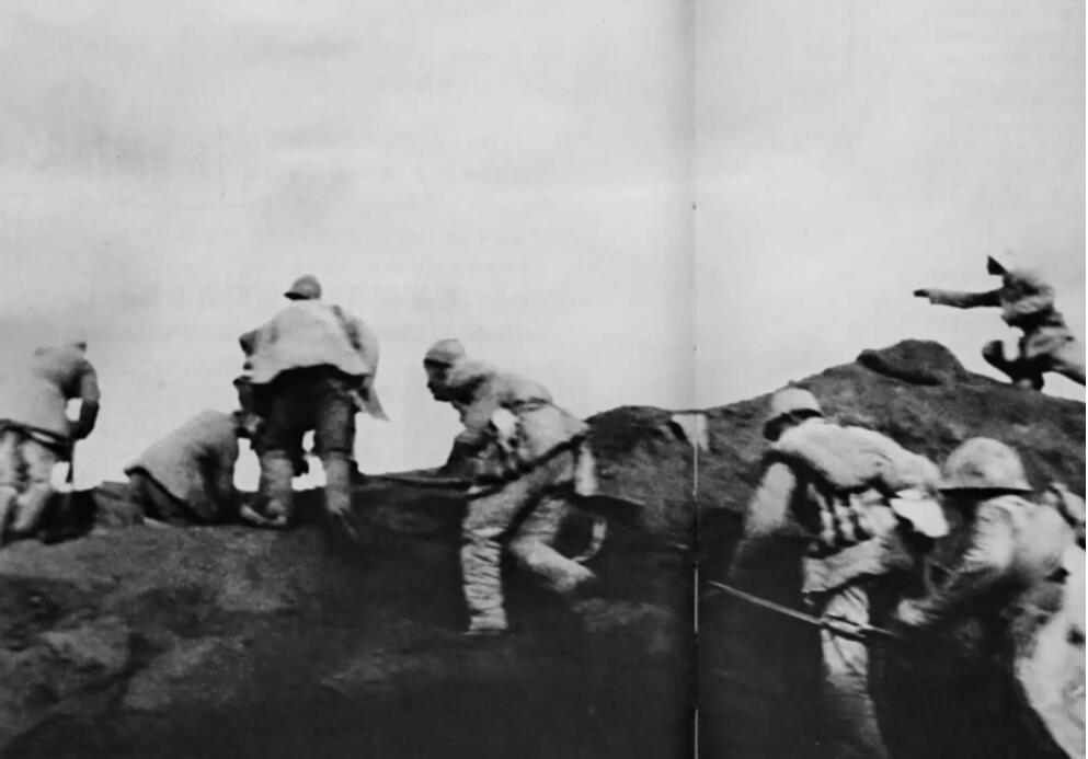 七旬老汉来到部队驻地,7旬老汉到部队报告任务完成