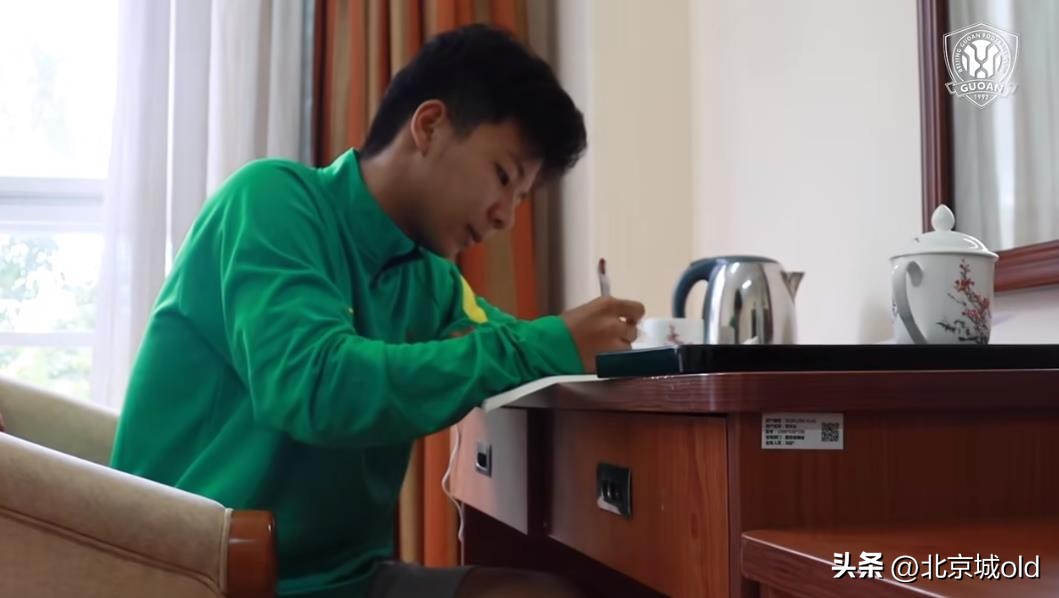 三位北京高中生，走进顺义国安基地，传承死磕精神，引起球迷热议