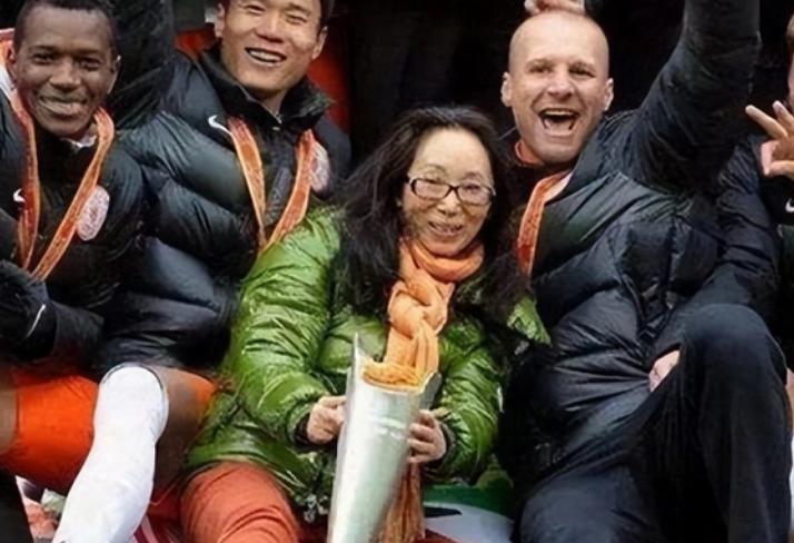 23岁女富豪生活奢靡,黑龙江女首富离婚