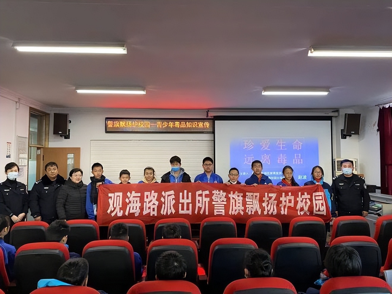 连环杀手隐藏在海滩上,专挑落单男女下手,目的是积累经验做大案