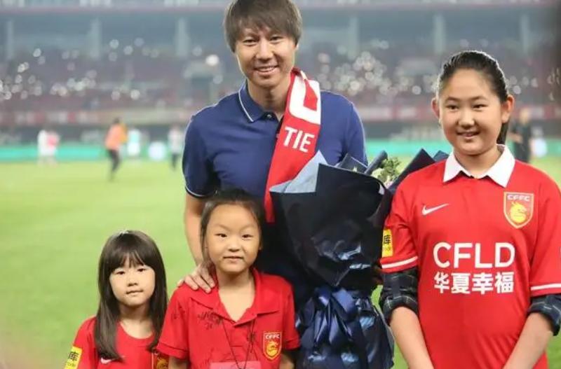 李铁妻子也不简单！定居美国照顾娃，住豪华别墅，心疼老公出事