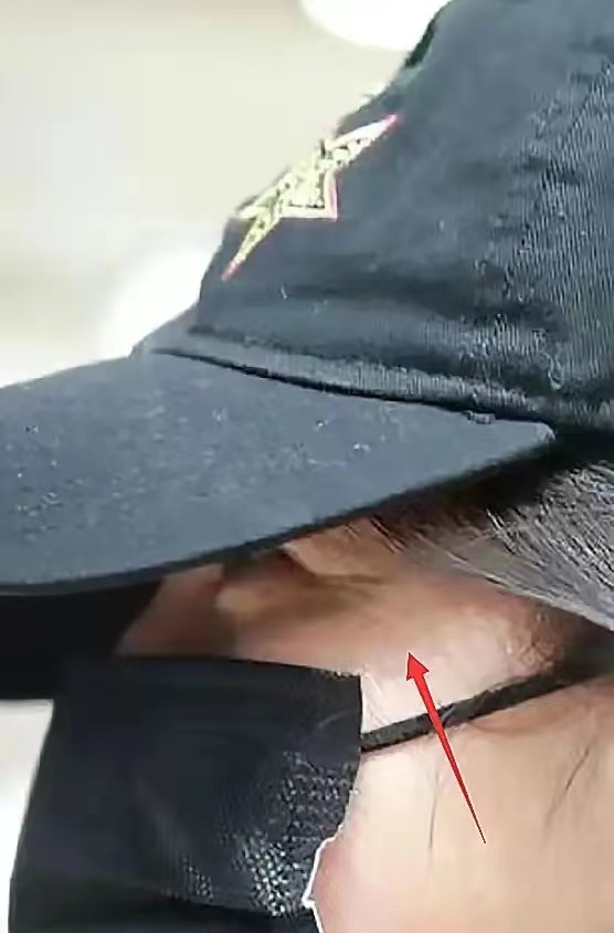 44岁赵薇近照穿红长裙,赵薇发福照片