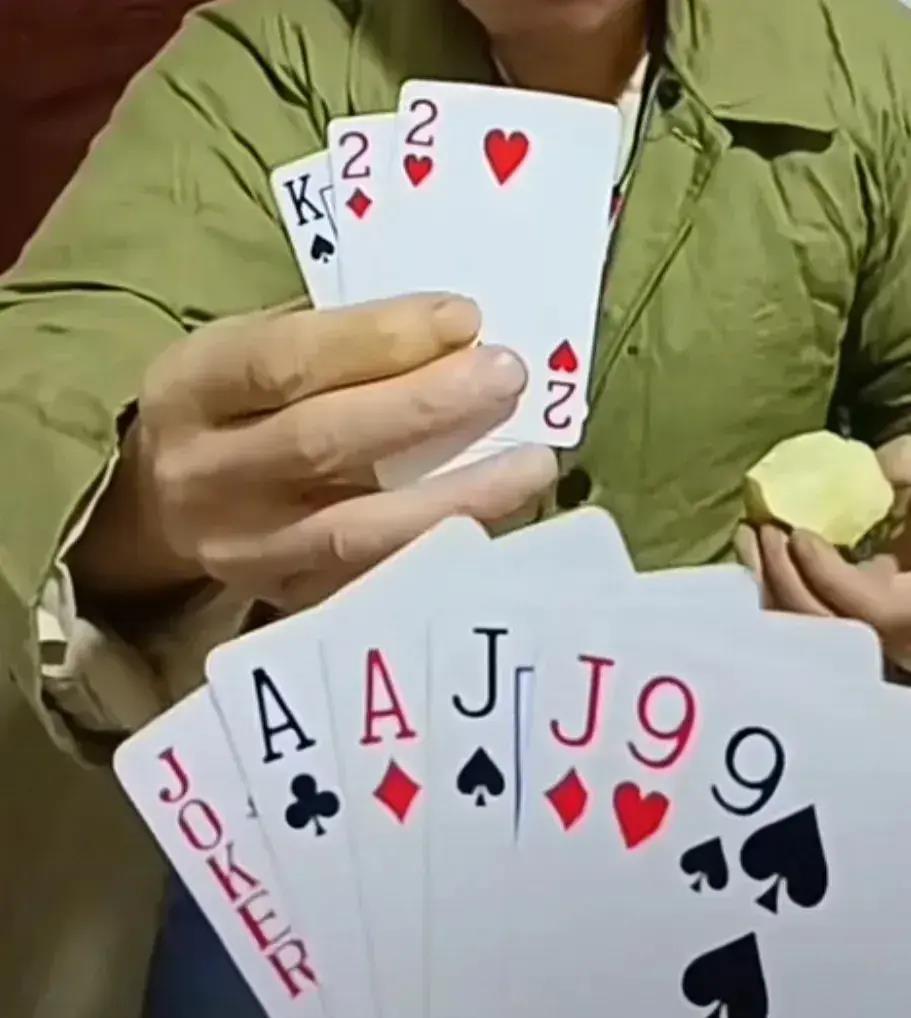 神回复：老鼠贴粘到的，吃了不会犯法吧？网友：自首，争取死缓