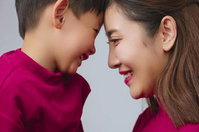 母亲节妈妈收到儿子的神秘礼物,母亲节妈妈收到儿子送的神秘礼物