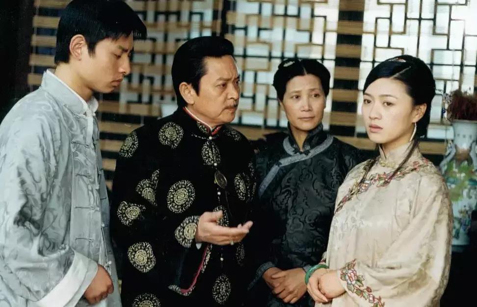 他二舅都是他舅，高桌子低板凳，金疙瘩银疙瘩还嫌不够，天在上地