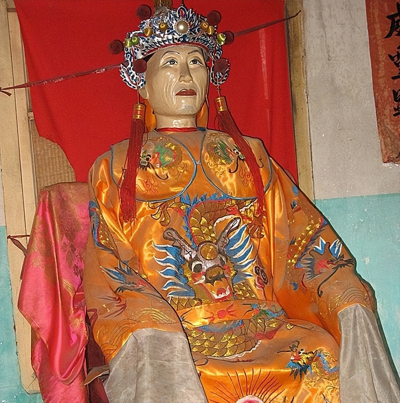 江西孝子为父亲遗体塑金身 (江西男子为父亲塑成金身)