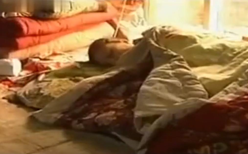 河北女子装瘫痪卧床20年视频,河北女子瘫痪在床20年