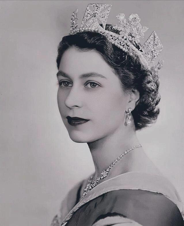 查尔斯苦等70年登基，而其母王的方方面面似乎更令人回味