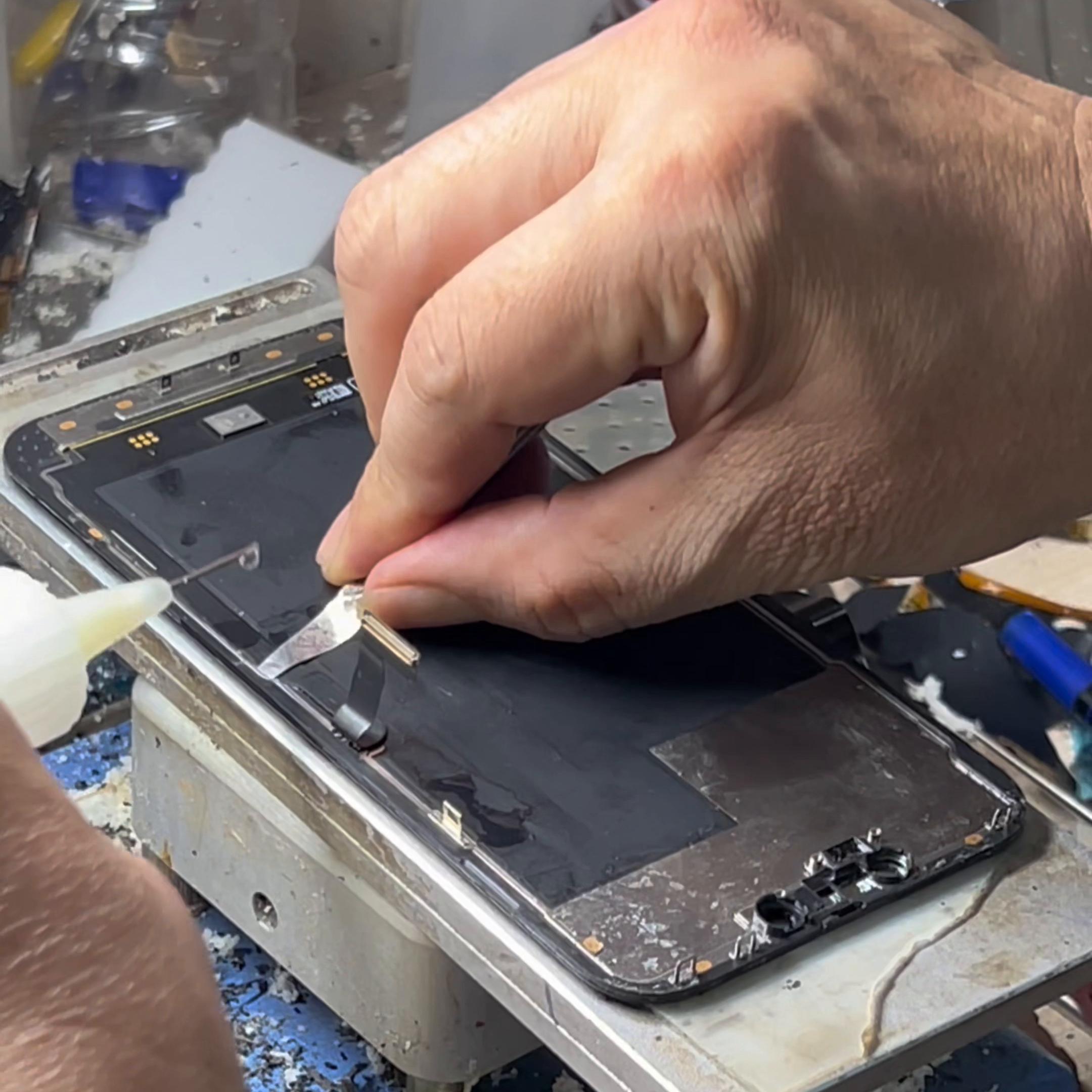 手机进水后屏幕乱跳怎么解决,手机进水了怎么办屏幕滑不动