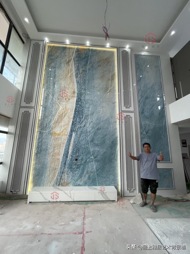 复式楼挑空客厅岩板背景墙效果图,岩板复式挑空背景墙