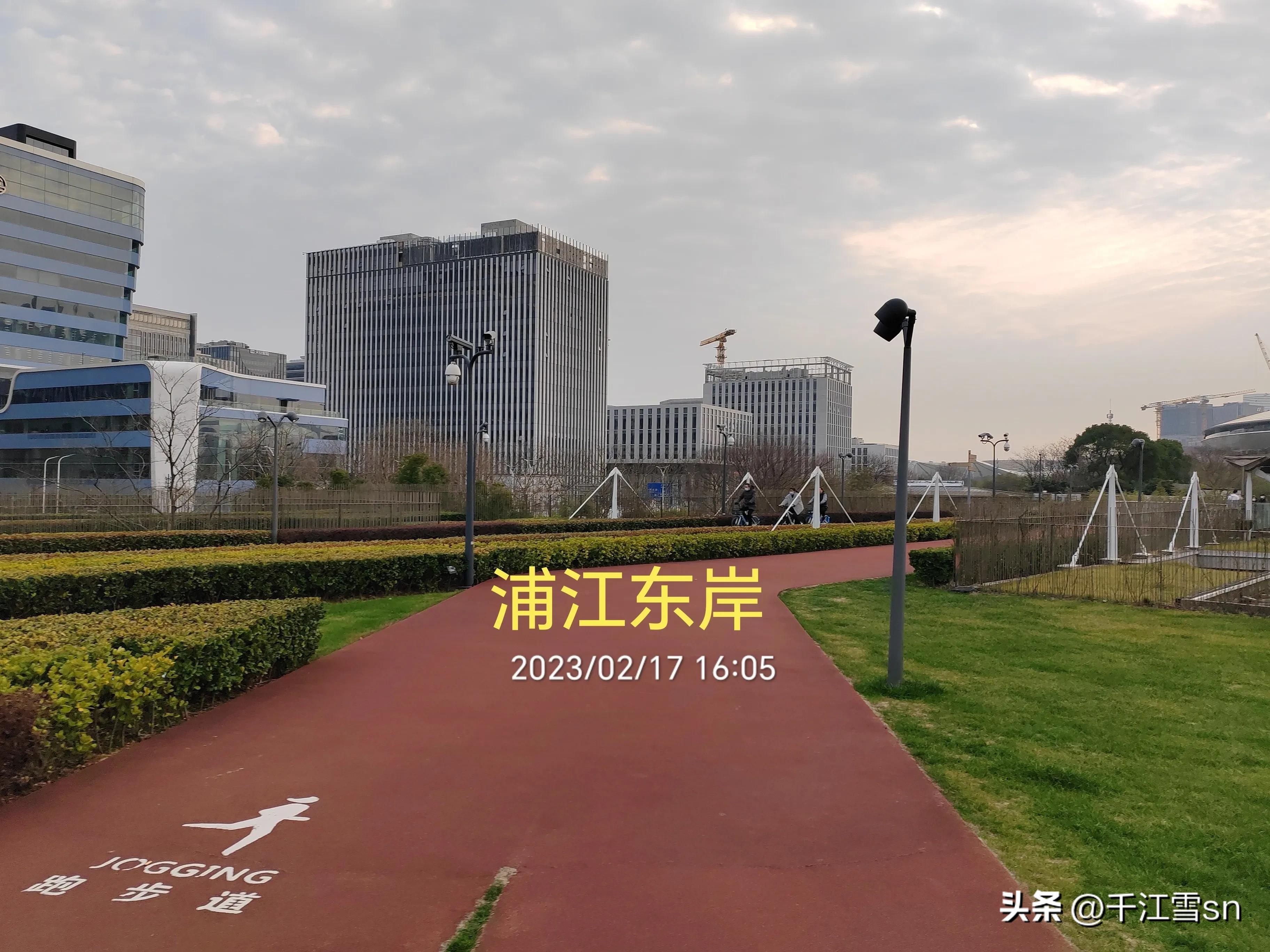 寂寞的跑道,孤独的操场