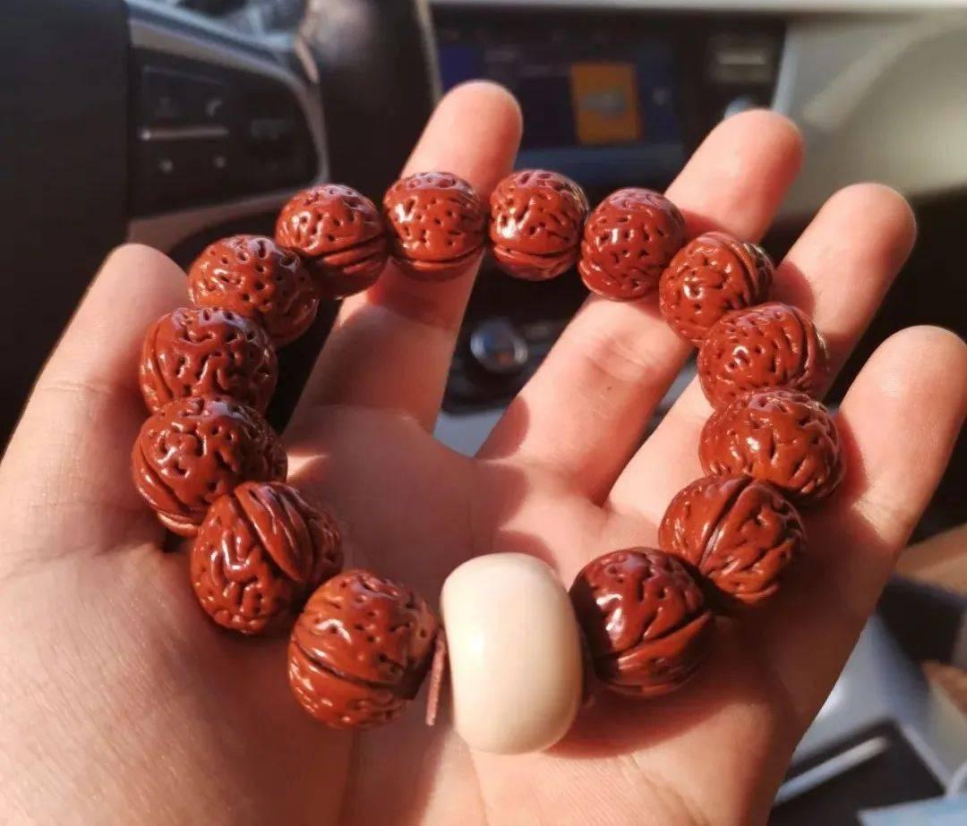 桃核雕刻手串盘玩后效果,吃文玩核桃