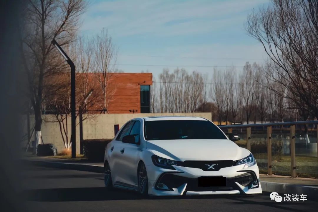 被打断腿的丰田锐志大后超，只要改得帅阿珍跑不掉