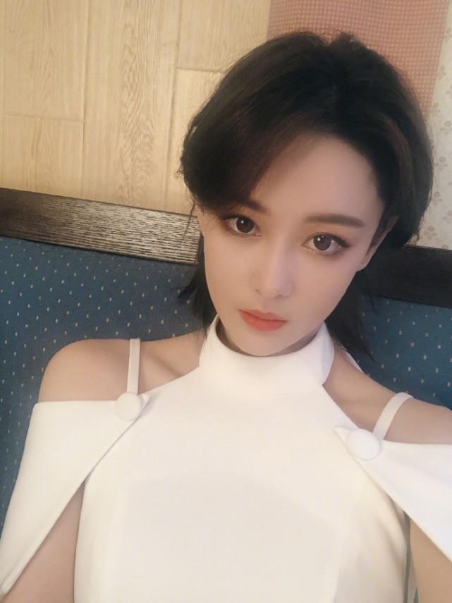 *拍偷**美女自拍张馨予出差留着网红发卡，化好妆还不忘吃饭。