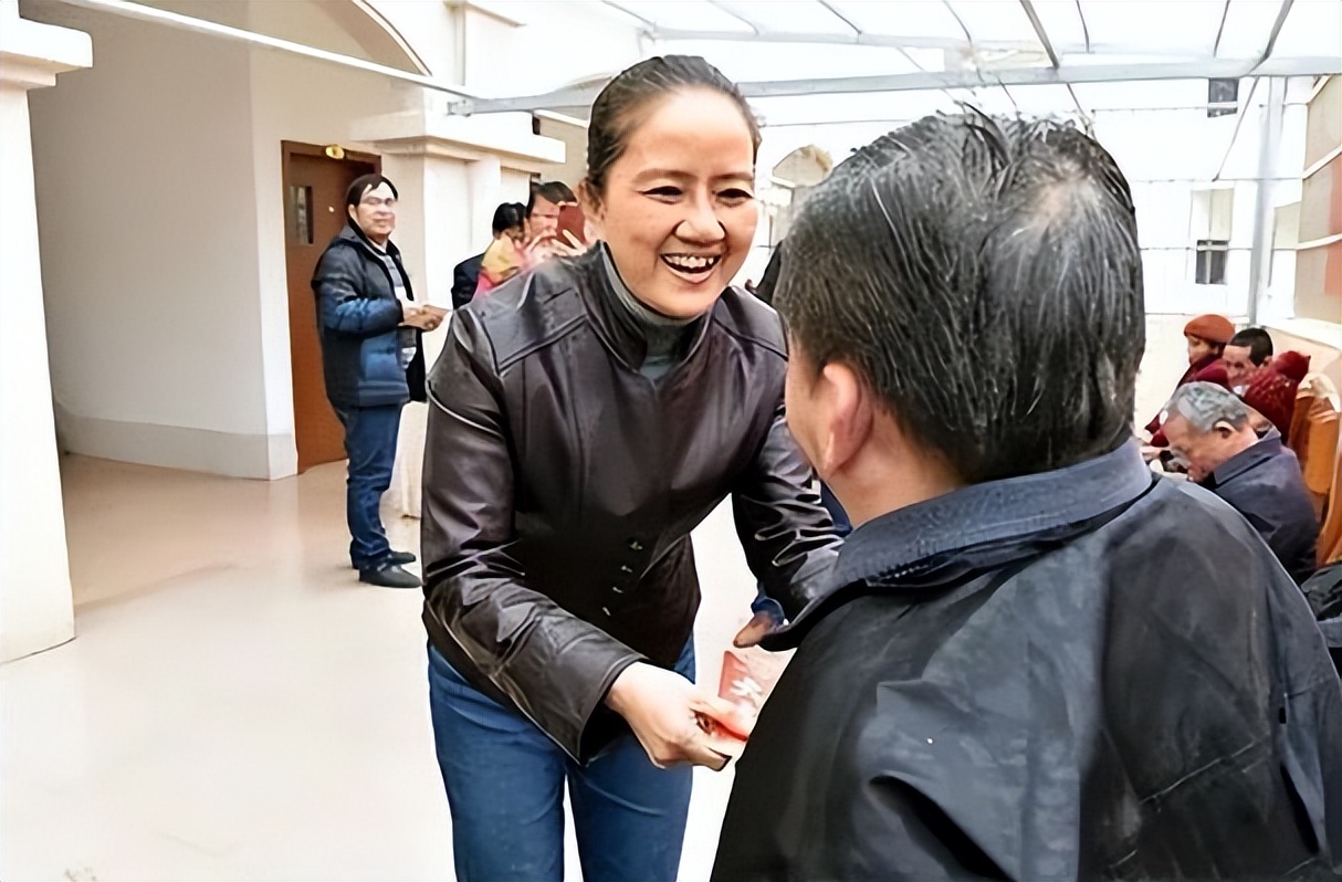 广西“最美书记”赵丽，敛财1344万，强迫司机6年，给460万封口费