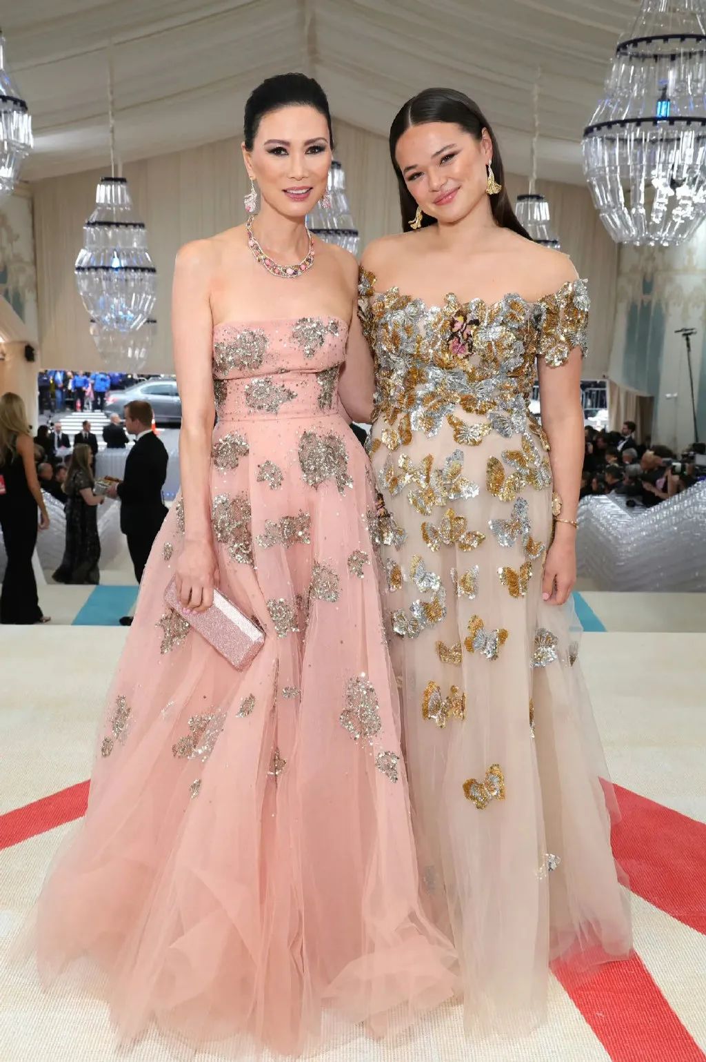 拖把头、海底生化人穿搭，美国这最受瞩目的一夜，如“群魔乱舞”