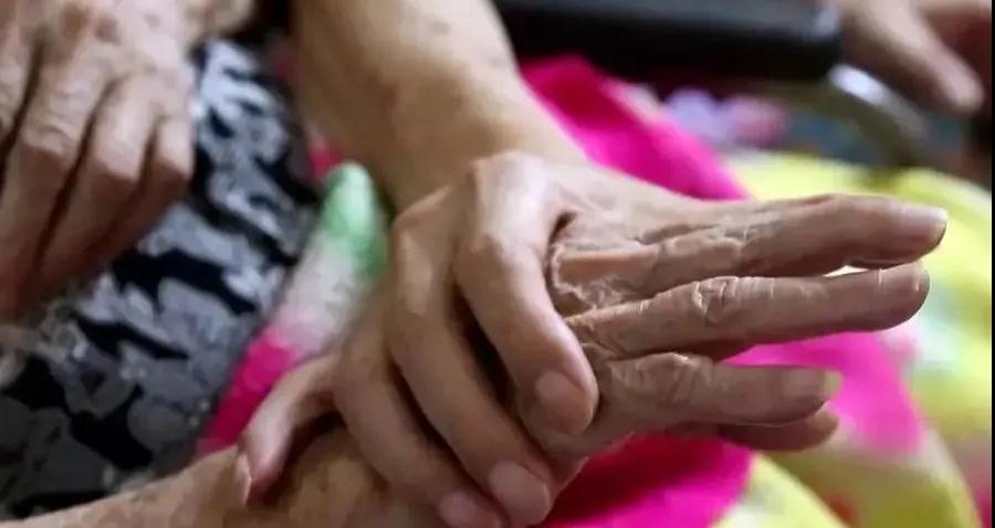 62岁大爷男扮女装30余年,53岁大叔男扮女装搞笑