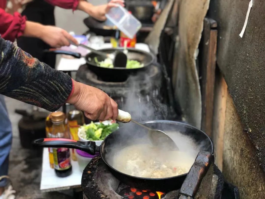 现在1块钱能买啥：1/4碗热干面，3片散装卫生巾，坐次184公里火车