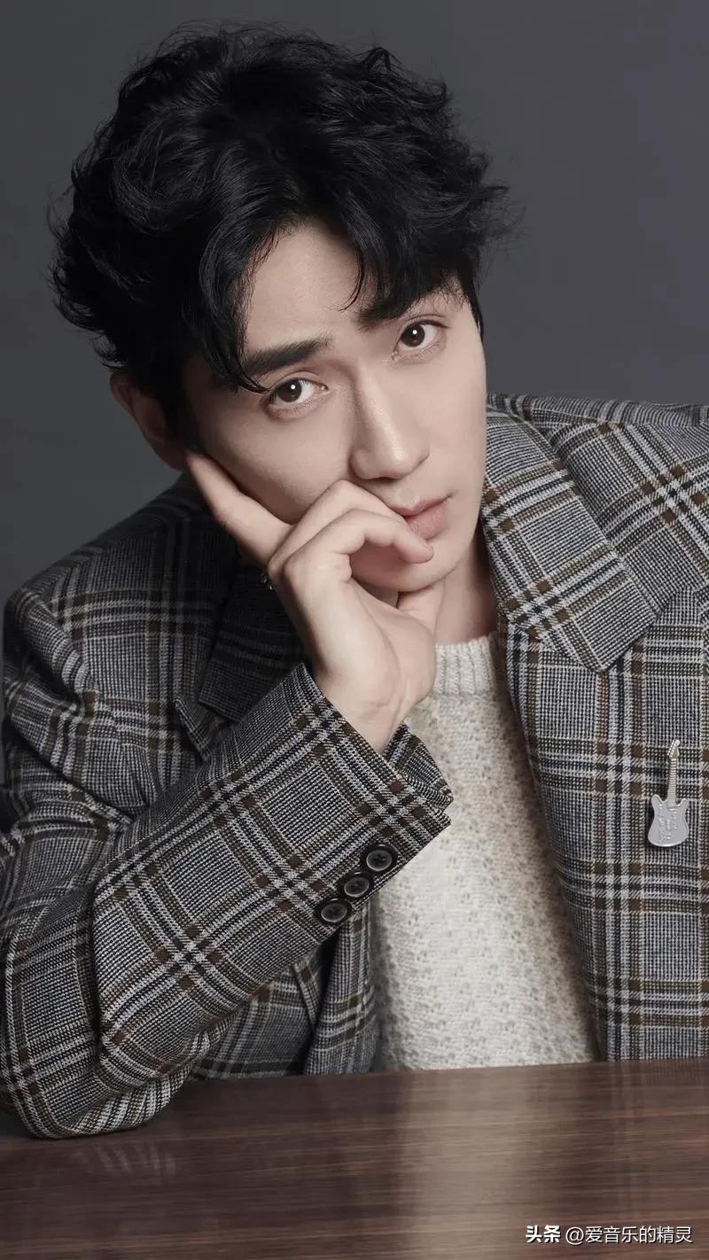 朱一龙获35届金鸡影帝几岁,朱一龙从6岁到33岁的变化