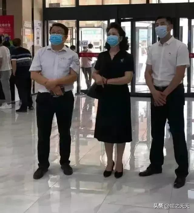 从18岁的女工人到54岁的副局长，李少莉的升迁之路正常吗