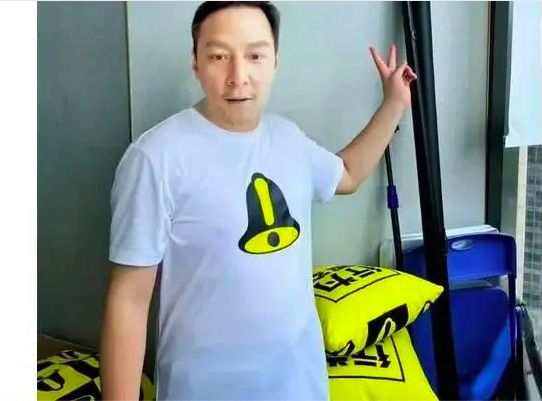 苏大强和吴彦祖对比照片,吴彦祖近照颜值大跌疑撞脸苏大强