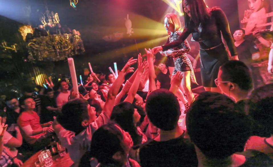 *春卖**爱国、*拍偷**成瘾、贪腐泛滥,怪像频出的韩国,究竟有多魔幻?