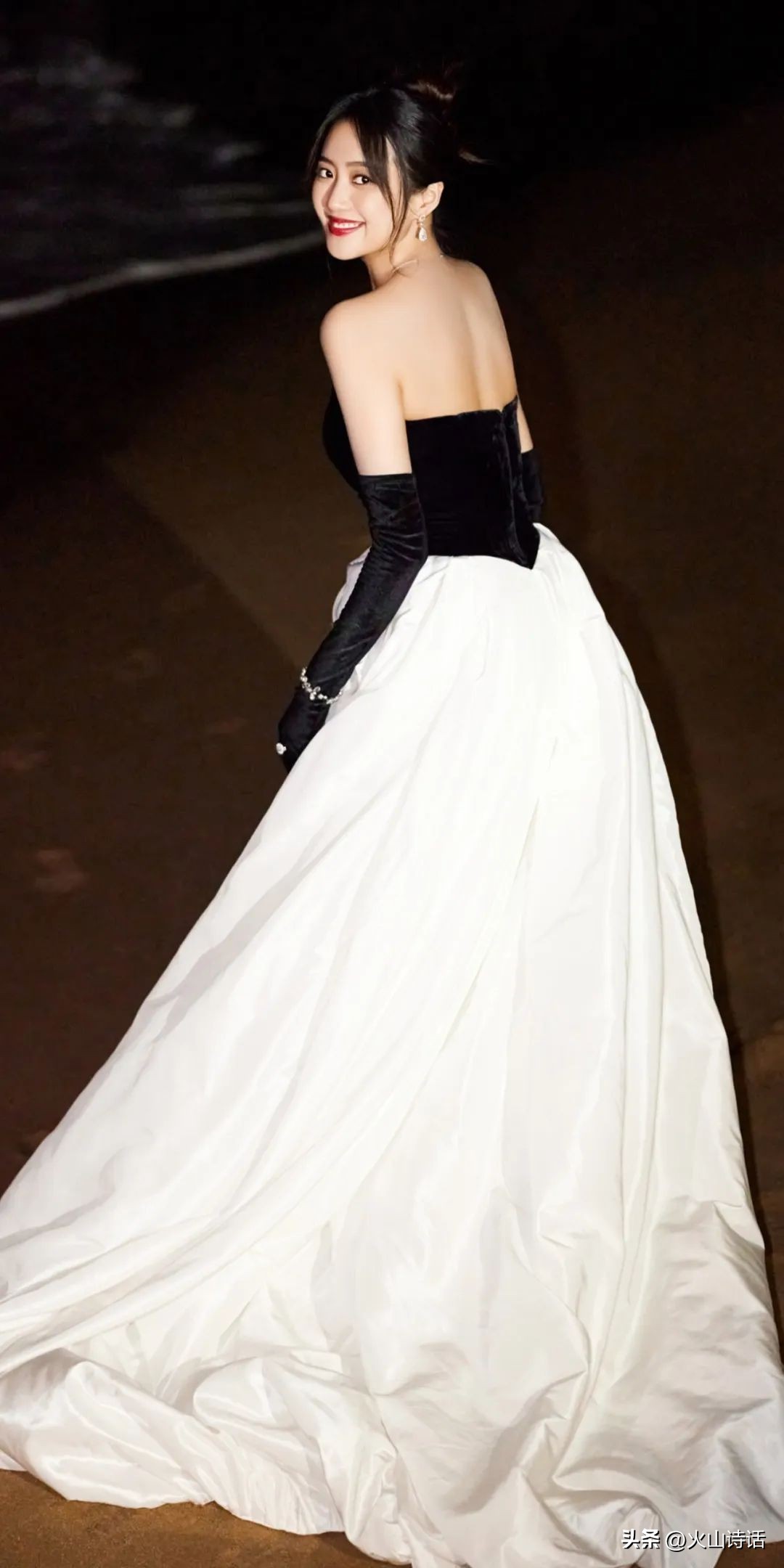 王梓薇：95后小花中的一颗新星，写真很甜很甜啊，太爱了！