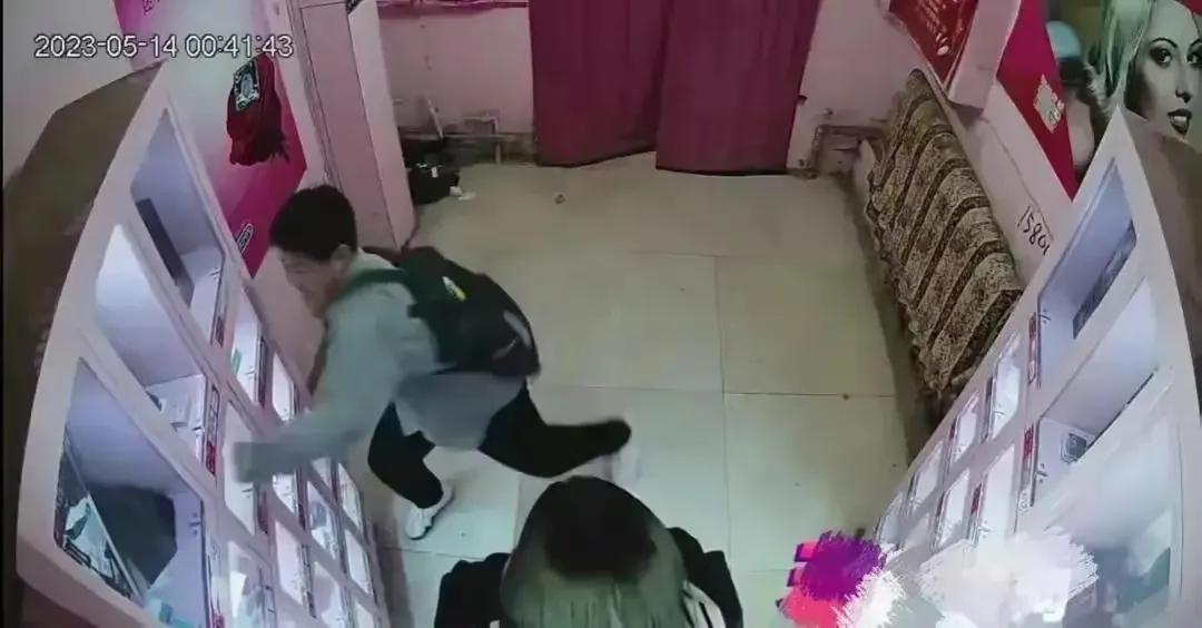 两名女子去无人售货店,女孩偷无人售货店