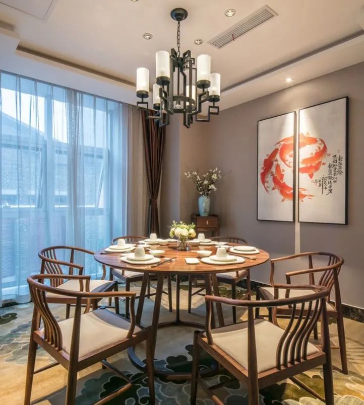 餐厅较大餐桌选方的还是圆的好,家用饭桌选圆的好还是方的好