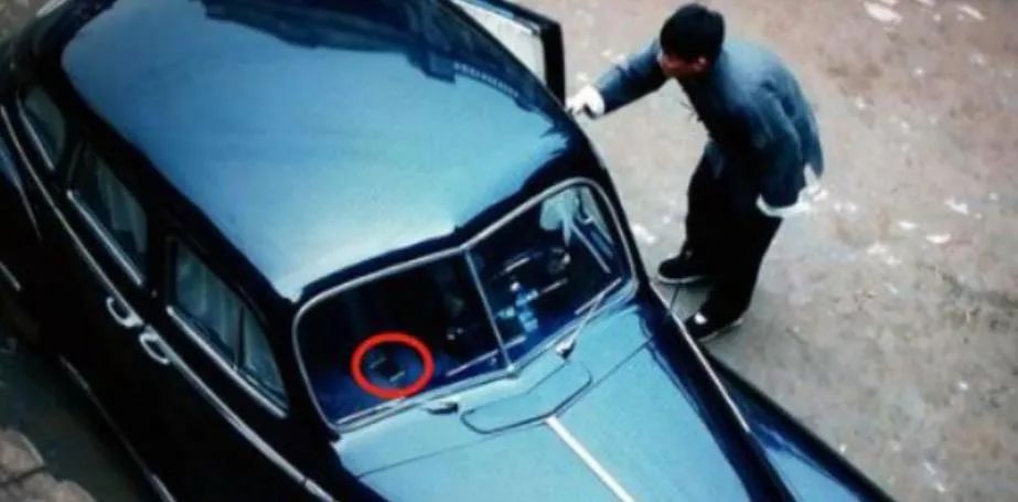 洒枸杞假装喷血、演尸体玩手机，这些穿帮镜头好敷衍，个个离谱