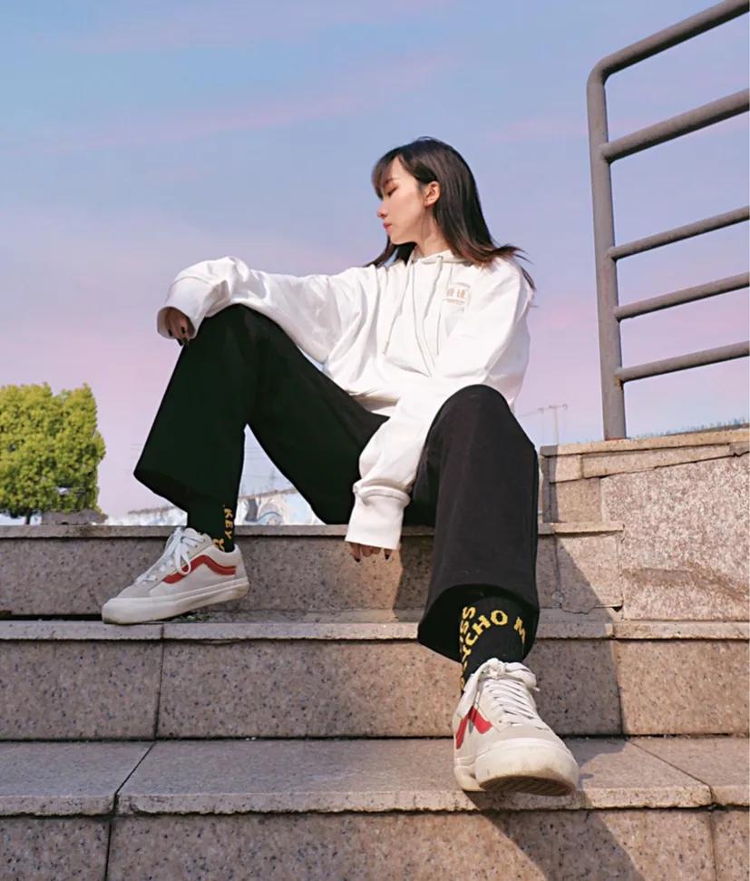 经典vans穿搭中帮,黑白vans经典款过不过时