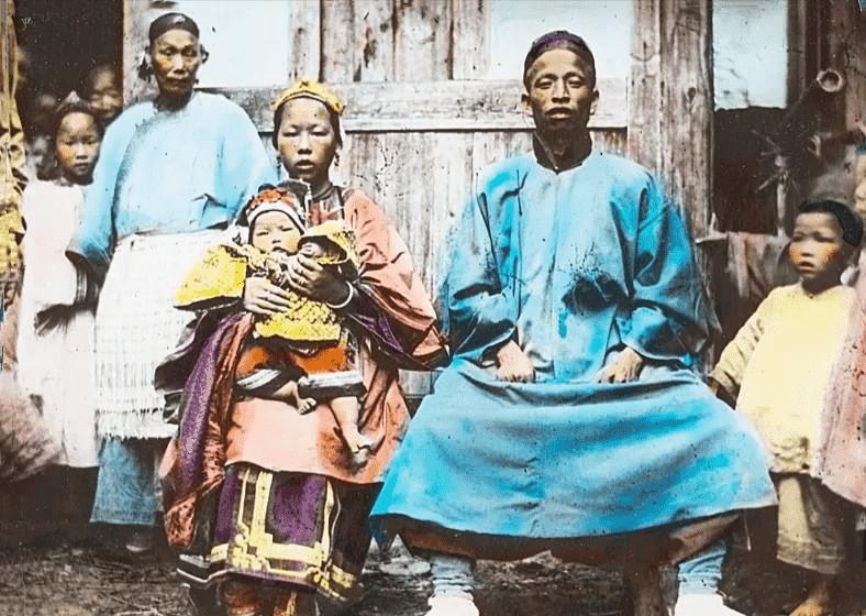 日军兽行照片:当着父亲的面玷污他女儿,临走还残忍割下妻子乳房