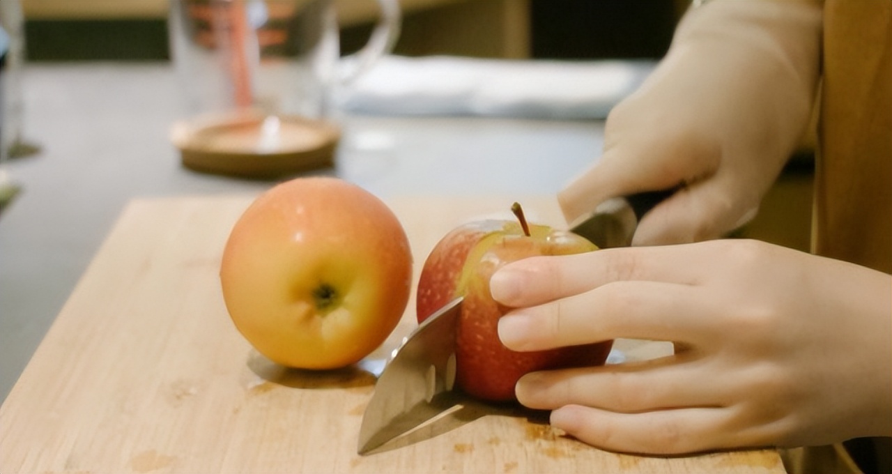 银行上班被要求煮饭，兼洗男厕所擦手巾！韩国女子曝变态职场霸凌
