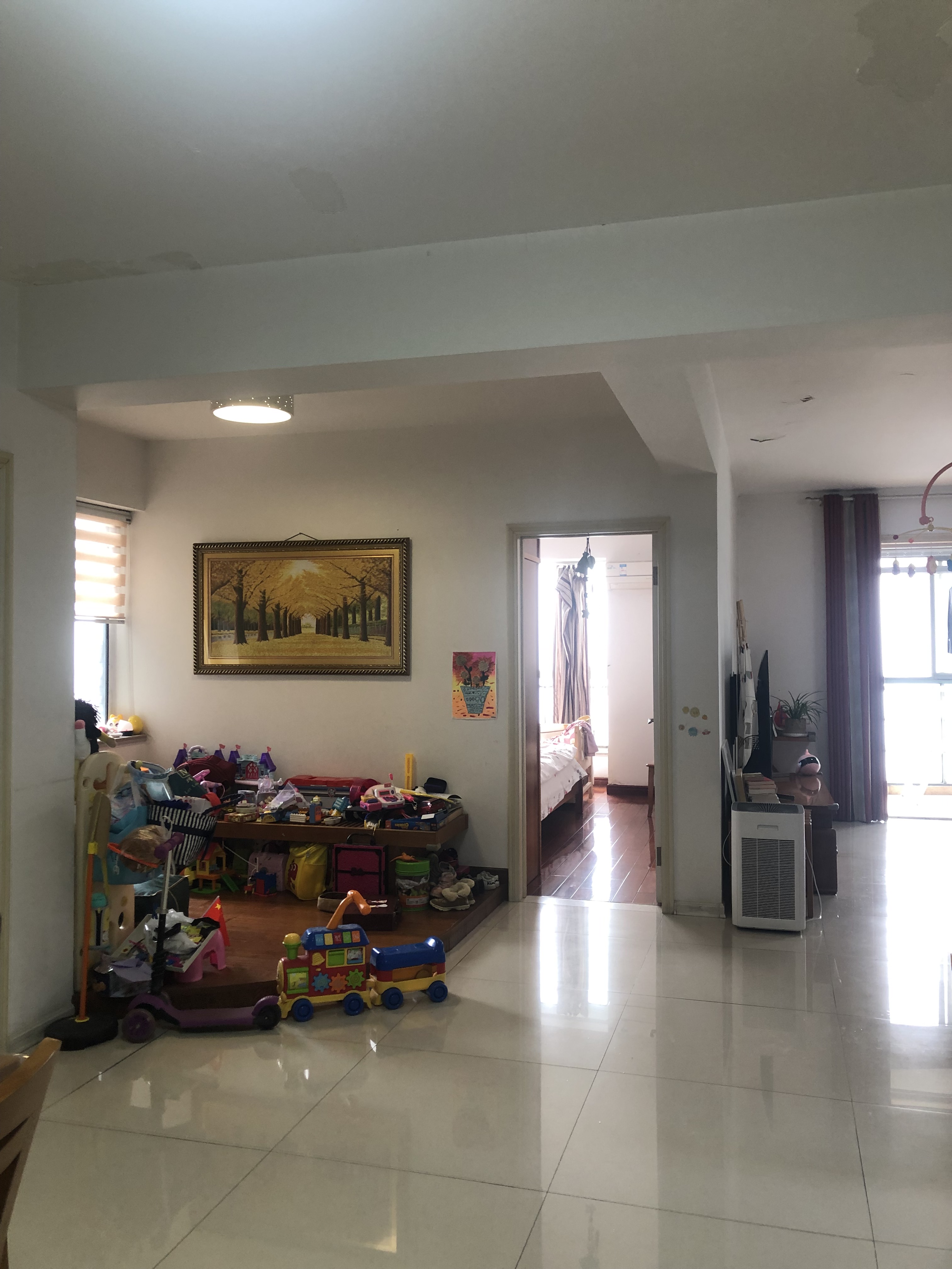 日子过久了，真心觉得：那些把电视墙做满柜的业主，太有远见了