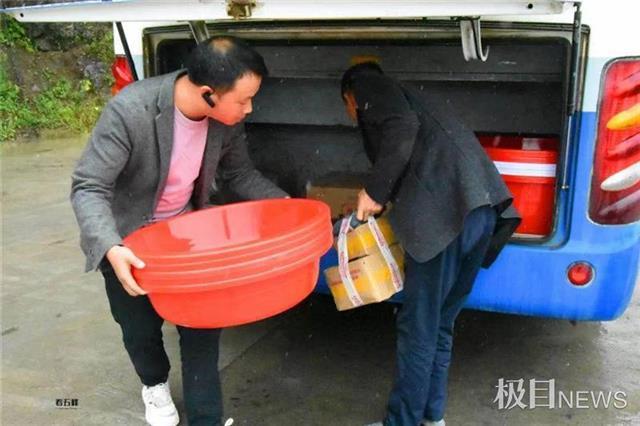 客运司机连续13年为村民带货,乡村公交车司机帮村民带货