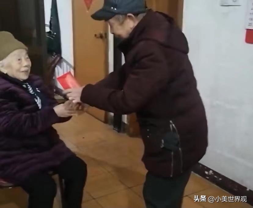 88岁弟弟给百岁姐姐拜寿，红包送了42年，网友羡慕哭：求长寿秘诀