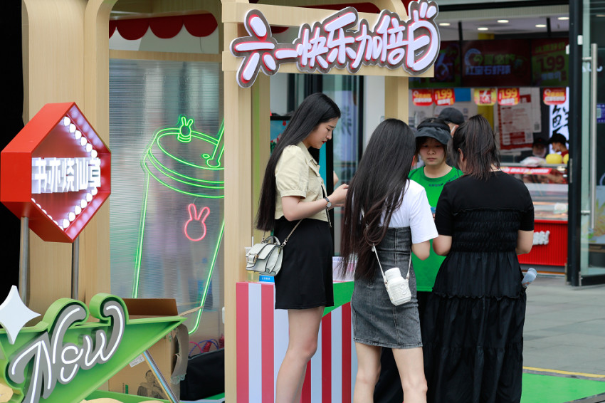 “奶茶搭子”相约过“六一”，书亦再引领茶饮新风尚