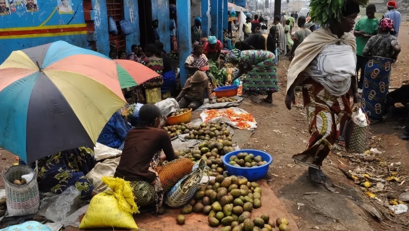 非洲19岁女孩远嫁河南48岁离异农民，生俩混血儿：在中国我很享福