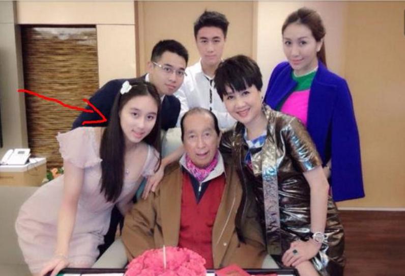 梁安琪何超欣逛街,梁安琪何超欣豪宅