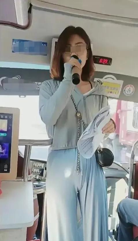 女导游穿紧身裤被质疑色情营销,穿紧身裤女导游被批评教育合理吗